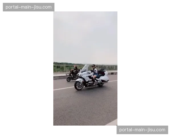 “通讯：一位摩托车摄影记者眼中的环弗兰德斯——40年的追随与记录”