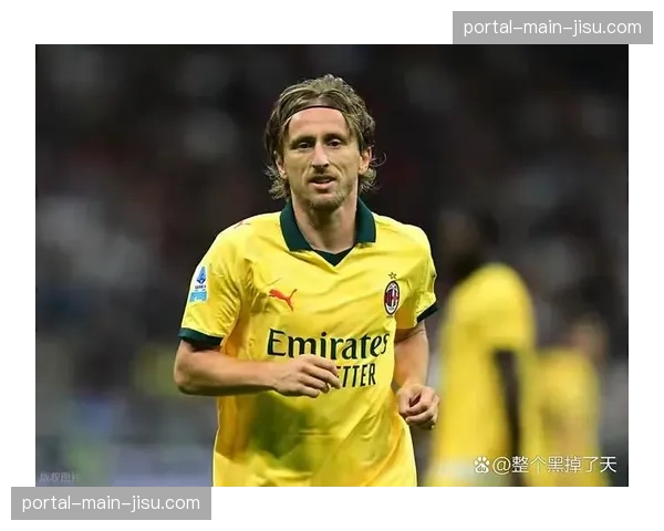 终场哨响，克罗地亚老将莫德里奇跪地掩面